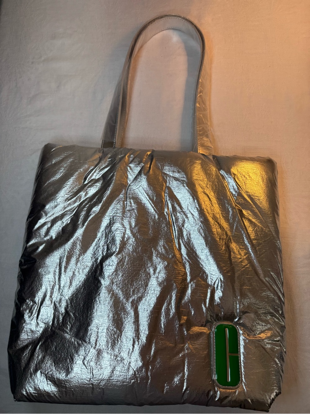 CLINIQUE PUFFY SILVER TOTE BAG WITH GREEN INSIDE LINING - Picture 3 of 10
